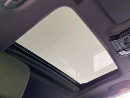 【サンルーフ】開放感たっぷりの希少装備、サンルーフが装着されています！車内に明かりを取り入れたり景色を楽しむ以外にも、車内の空気も簡単に換気できて快適です！