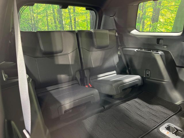 床下収納式のサードシートです。座席部分をコンパクトに収納でき、広大な荷室スペースとしてお使いいただけます！乗車人数や荷物の量など利用シーンに合わせて3列目を有効活用でき、とっても便利♪