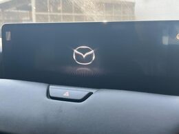 【12.3インチマツダコネクト】車内の雰囲気にマッチした大型ディスプレイ。スマホ接続でのナビ使用やBluetooth再生等、様々な機能が楽しめます。直感的なダイヤル操作が可能で、使い勝手も良好です。
