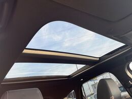 【サンルーフ】開放感たっぷりの希少装備、サンルーフが装着されています！車内に明かりを取り入れたり景色を楽しむ以外にも、車内の空気も簡単に換気できて快適です！
