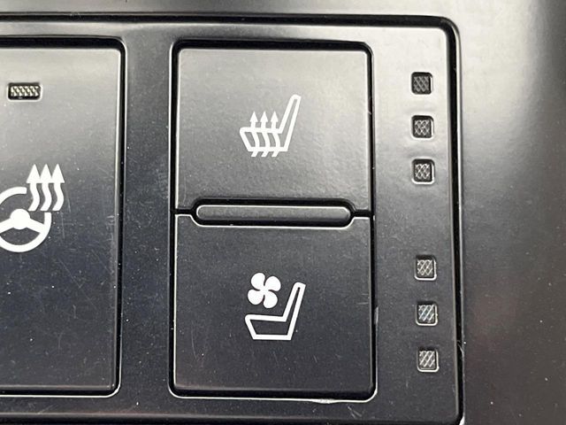 【シートベンチレーション】夏場は涼しい風でお尻や背中の熱やムレを防ぎ、冬はエアコンよりも早く温まってポカポカに！季節を問わず快適に過ごせます。