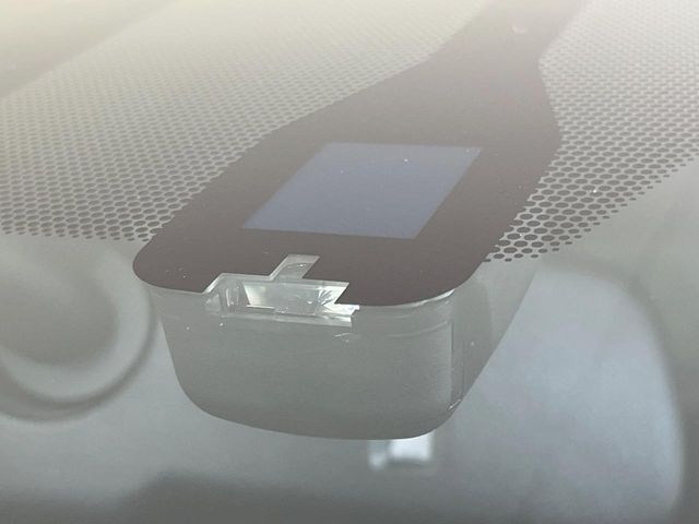 【プリクラッシュセーフティ】前方の車両等を検知し、衝突しそうな時は警報で注意を促し、ブレーキを踏む力をサポート。ブレーキを踏めなかった場合は衝突被害軽減ブレーキが作動、衝突回避をサポートします。