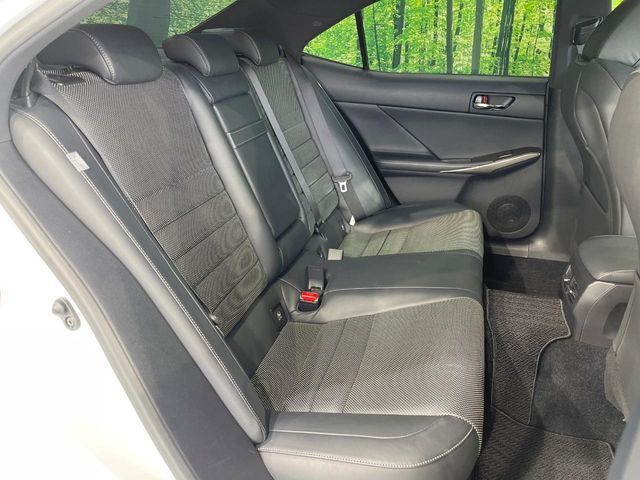 後部座席も気になるようなキズ・汚れやへたり等、大きなダメージはなく、良好な状態です。