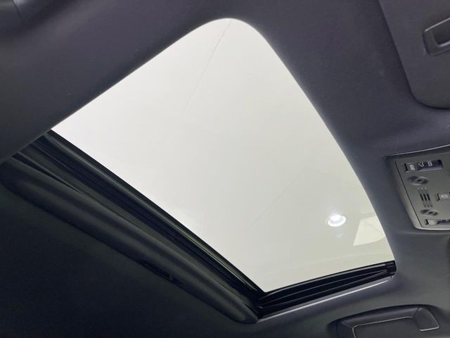 【サンルーフ】開放感たっぷりの希少装備、サンルーフが装着されています！車内に明かりを取り入れたり景色を楽しむ以外にも、車内の空気も簡単に換気できて快適です！
