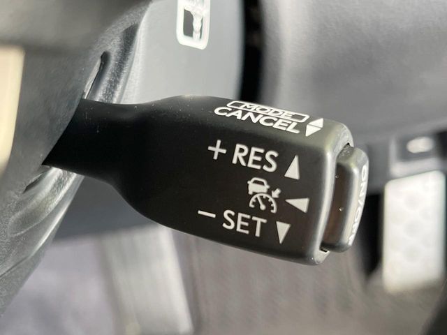 【レーダークルーズコントロール】高速道路での長距離走行が楽に！！自動で速度を保つクルーズコントロールが、衝突軽減システムと連携し、前方の車両を感知して車間を保つように速度調節してくれます！！