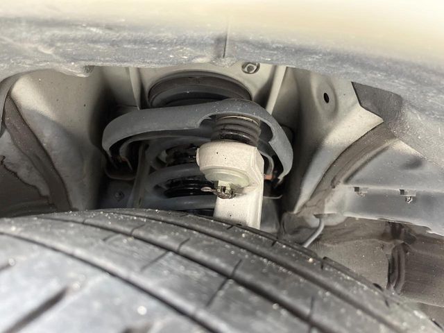 お車を安心してお乗りいただく為には、足回りの定期点検が欠かせません。サービスサポート（有償保証）では無料点検もご提供しており、安心のカーライフをお過ごしいただけるサポート体制が整っています。