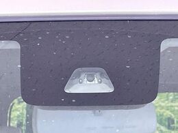 【スマートアシスト】走行中に前方の車両等を認識し、衝突しそうな時は警報とブレーキで衝突回避と被害軽減をアシスト。より安全にドライブをお楽しみいただけます。