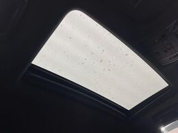 【サンルーフ】開放感たっぷりの希少装備、サンルーフが装着されています！車内に明かりを取り入れたり景色を楽しむ以外にも、車内の空気も簡単に換気できて快適です！