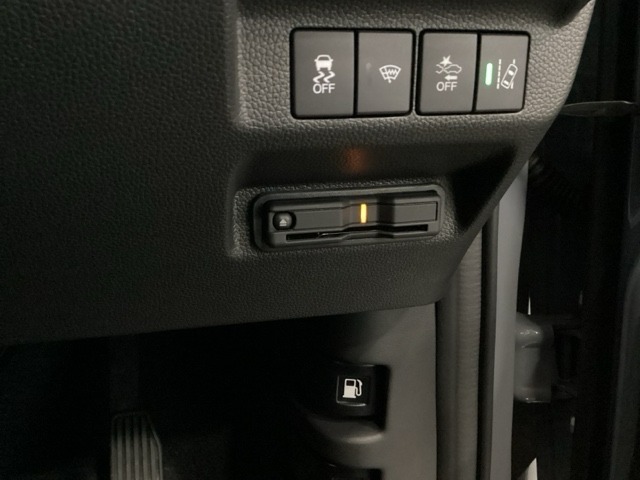 高速道路のご利用時にとても便利なETC車載器付。カードをセットするだけで高速道路を利用でき、お財布にも優しく，料金所をノンストップで通過でき便利です。