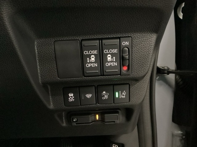 リモコンや運転席のスイッチ操作で楽々自動開閉。【両側。電動スライドドア】