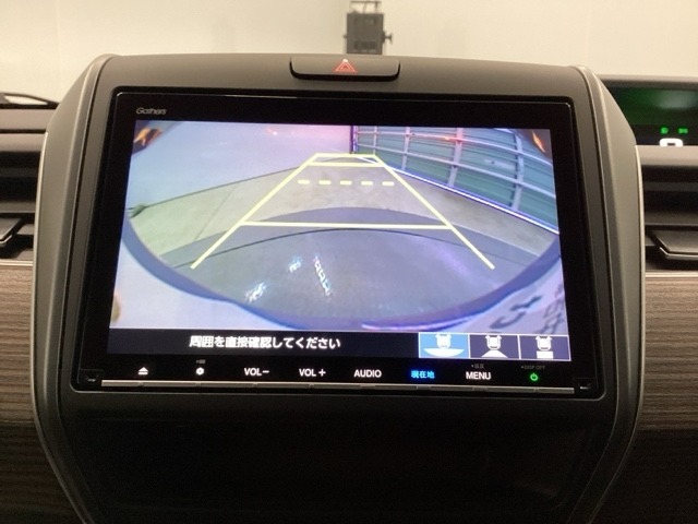 バックギアに入れますとご覧のような画像に自動的に切り替わります。車庫入れ時に役立ちます。