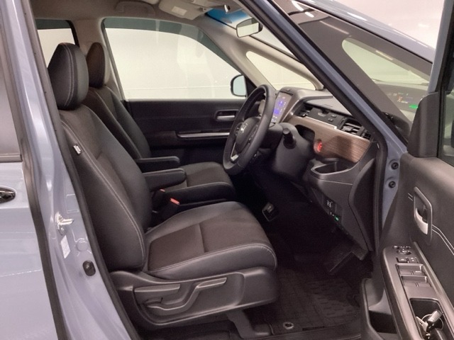 運転席は、大きな座面と包み込むような背もたれがドライバーの身体全体をしっかり支えます。上質なシート素材と座り心地のよいクッションを採用し、長時間の運転やコーナーの多い道も快適です。