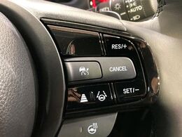 【アダプティブクルーズコントロール】高速道路での長距離走行が楽に！！自動で速度を保つクルーズコントロールが、衝突軽減システムと連携し、前方の車両を感知して車間を保つように速度調節してくれます！！