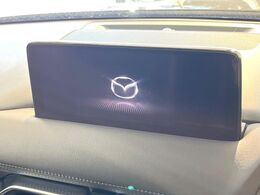 【10.25インチマツダコネクト】車内の雰囲気にマッチした大型ディスプレイ。スマホ接続でのナビ使用やBluetooth再生等、様々な機能が楽しめます。直感的なダイヤル操作が可能で、使い勝手も良好です。