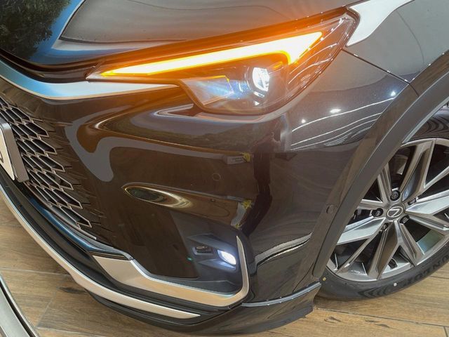 【LEDヘッドライト】悪天候や夜間走行時も良好な視界を確保し安心して運転できる高輝度LEDヘッドライトを装備！点灯速度が早く、消費電力も抑えられています。