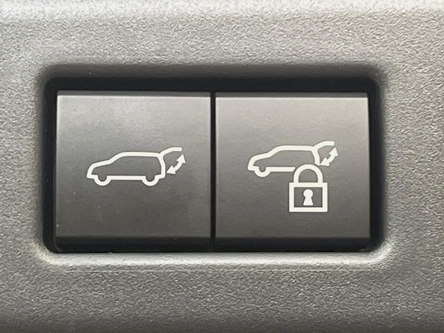 【パワーバックドア】スマートキーや運転席のボタンを押すだけでリアゲートが自動で開閉します！荷物を持っている時や、高い位置にあるバックドアを閉める際に便利な機能です♪