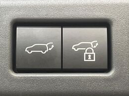【パワーバックドア】スマートキーや運転席のボタンを押すだけでリアゲートが自動で開閉します！荷物を持っている時や、高い位置にあるバックドアを閉める際に便利な機能です♪