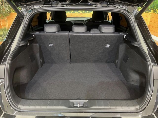 普段のお買い物や通勤、送迎等に十分な荷室スペースを確保しております。セカンドシートを倒すと、大きな荷物の積載も可能です♪