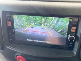 【バックカメラ】駐車時に後方がリアルタイム映像で確認できます。大型商業施設や立体駐車場での駐車時や、夜間のバック時に大活躍！運転スキルに関わらず、今や必須となった装備のひとつです！