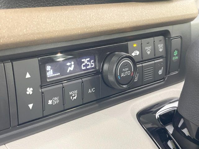 【オートエアコン】一度お好みの温度に設定すれば、車内の温度を検知し風量や温度を自動で調整。暑い…寒い…と何度もスイッチ操作をする必要はありません。快適な車内空間には必須の機能ですね♪