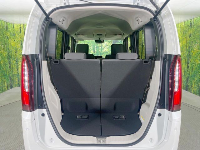 普段のお買い物や通勤、送迎等に十分な荷室スペースを確保しております。セカンドシートを倒すと、大きな荷物の積載も可能です♪
