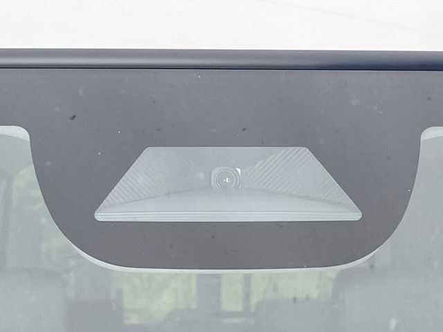 【ホンダセンシング】走行中に前方の車両等を認識し、衝突しそうな時は警報とブレーキで衝突回避と被害軽減をアシスト。より安全にドライブをお楽しみいただけます。