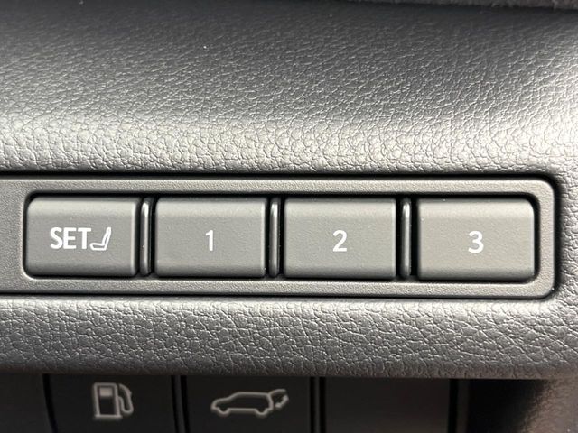 【メモリー機能付きパワーシート】ドライバーごとに設定したシート位置を記憶して、ボタン一つで切り替えできる便利な機能！運転する方が複数名いらっしゃるご家庭におすすめです♪