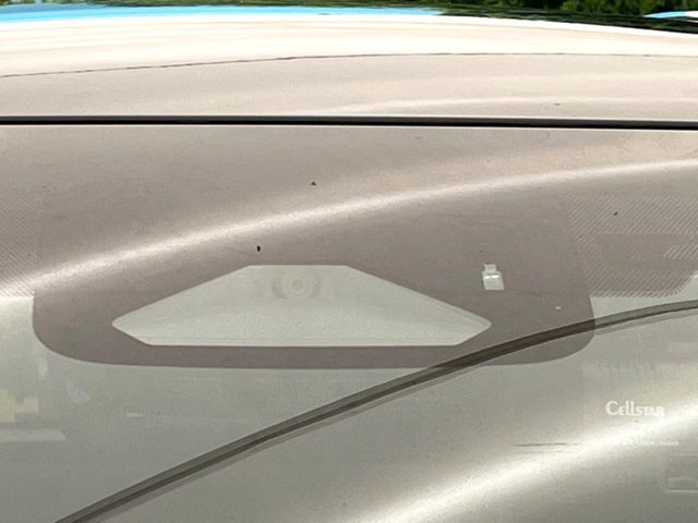 【プリクラッシュセーフティ】前方の車両等を検知し、衝突しそうな時は警報で注意を促し、ブレーキを踏む力をサポート。ブレーキを踏めなかった場合は衝突被害軽減ブレーキが作動、衝突回避をサポートします。
