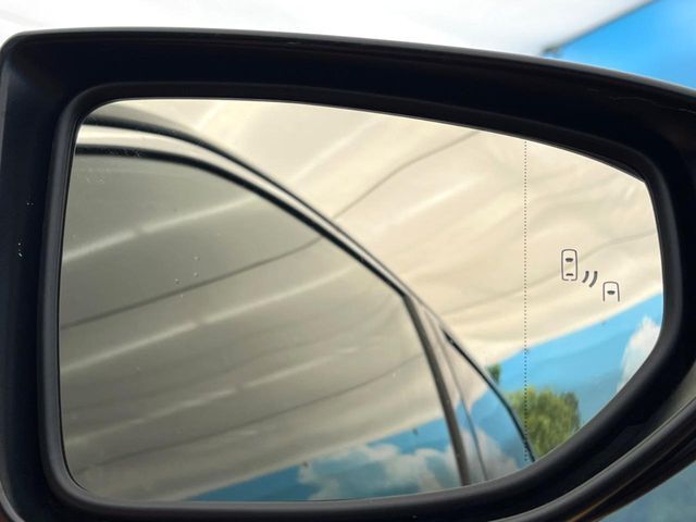 【ブラインドスポットモニター】走行中、ドアミラーの死角になりやすい箇所に後続車が接近するとサイドミラーのレンズに警告を表示！ドライバーに注意喚起をしてくれます。