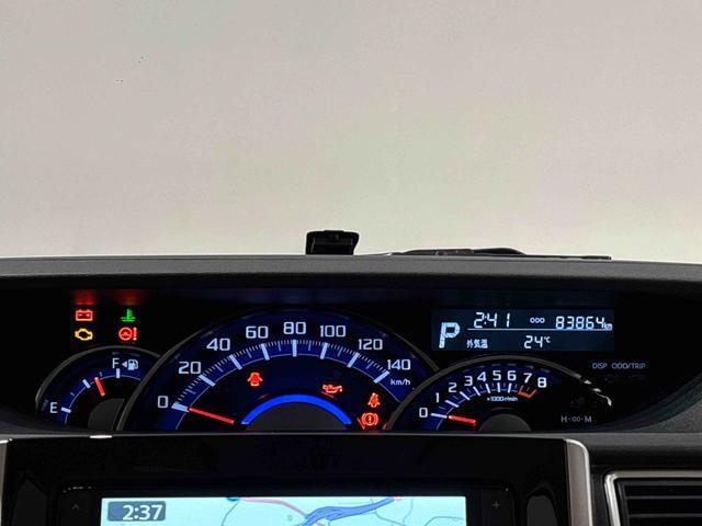 平均燃費等の情報を表示するマルチインフォメーションディスプレイ＆燃費のいい運転を照明の色で教えてくれるエコドライブアシスト照明の付いた自発光式大型3眼センターメーター