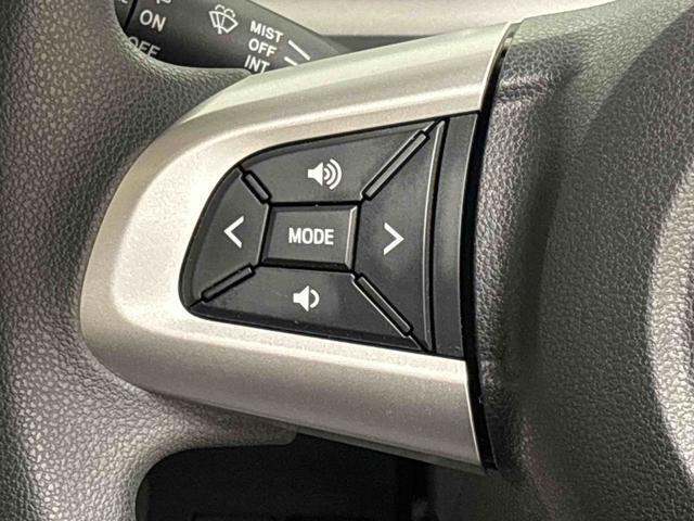 ナビゲーションやオーディオを取り付けた場合に，その操作がハンドルの手元でできるステアリングスイッチが付いてます