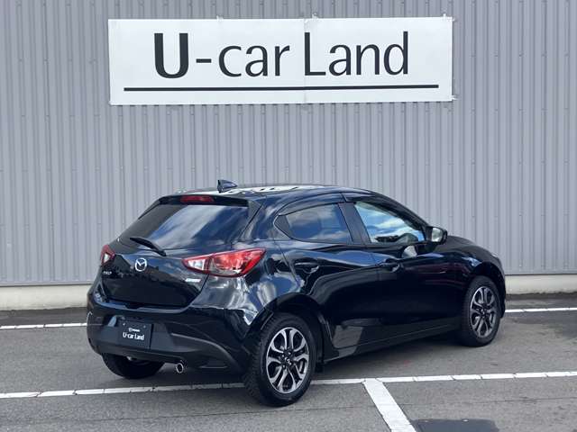 後席ガラスとリアガラスは、車内が見え難いプライバシーダークガラスになっています。紫外線から乗員を保護し、外部からのプライバシーも守ってくれますよ☆