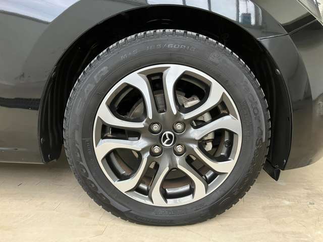 純正アルミホイールならではのスタイリッシュさと軽量性を兼ね備えたアルミホイール