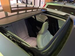 【パノラマガラスルーフ】固定式のガラスルーフで明るい車内空間を演出。日差しの強い日は電動スライドカーテンで調整するなど、季節を問わず開放的なドライブをお楽しみいただけます。