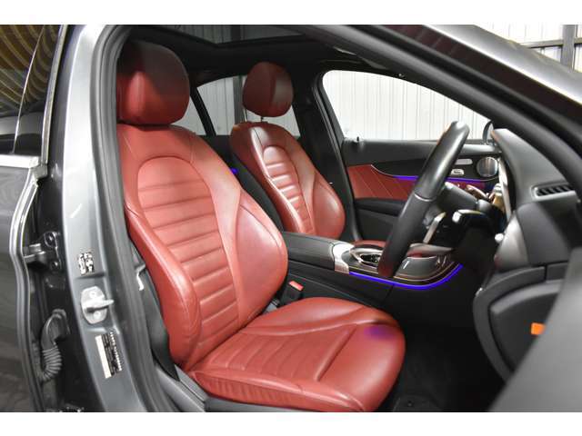 ヒータークーラー付レッドレザ-電動スポーツシート（メモリー付電動）・3パターンまでシートポジションをメモリーできる嬉しい装備です。