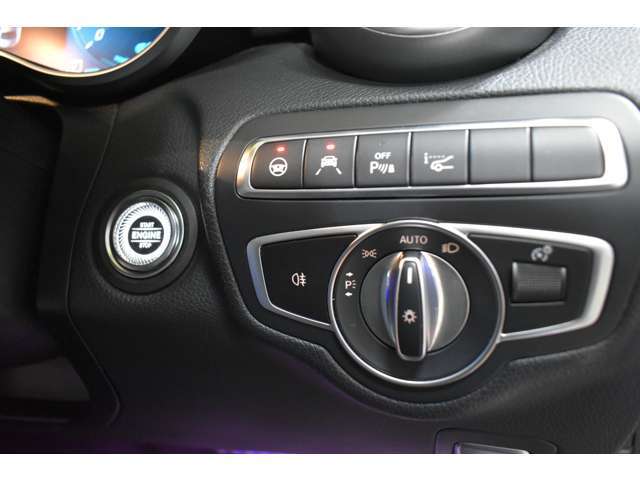 キーレスゴー搭載！キーを携帯しているだけで、ドアハンドル部分でドアロックの開閉ができ、プッシュボタンにてエンジンの始動が可能（スマートエントリ―＆スタートシステム）