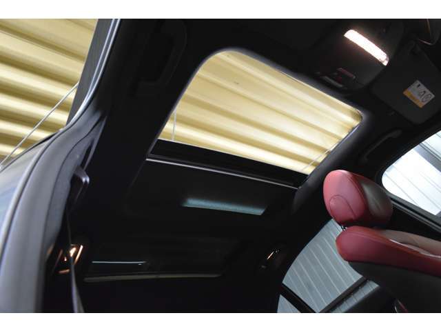 人気のオプション装備！広大なガラス面積を誇る、パノラマガラススライディングルーフ装備！前席側は全開も可能です。