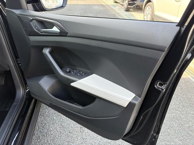 運転席ドアトリム。ドアポケットにはペットボトルも置けるスペースが確保されています。