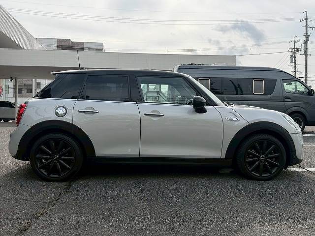 安心したお車をお選び頂けるように、当社では、鑑定車両を展示しております。第三者機関「AIS，JAAA」の2社により、お車の品質を提示しております。