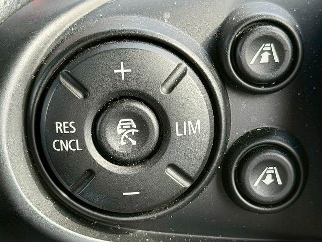 アクティブ・　クルーズ・コントロールが装備されております！希望速度を設定しておくと、車両は自動的にその速度を保ち、前方車両が近い場合、許容される範囲で前方車両の速度に自動的に調節！