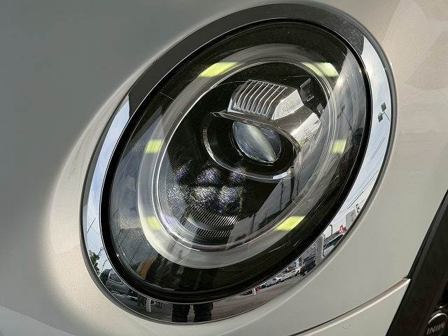 先進のLEDヘッドライトを装備。視認性と明るさが向上しより、安全運転をお楽しみいただけます。