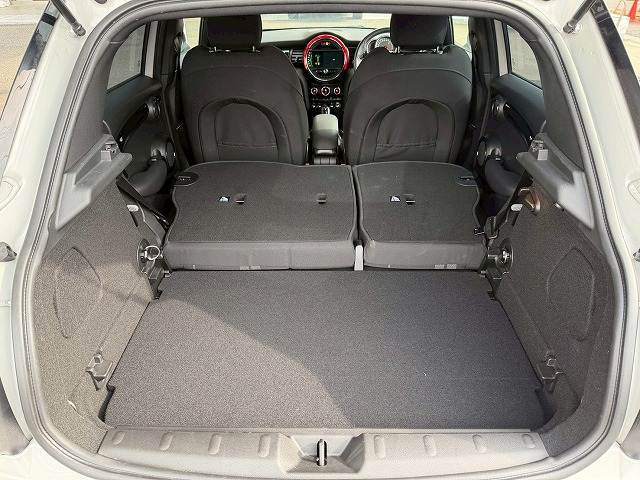 リアゲート内は広々使えます。シートアレンジ次第で遊び・通勤・送り迎え・買い物と自由が広がります！！