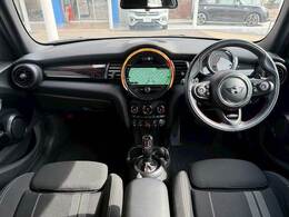 MINIならではのコックピット！！高級感があり、かつシンプルなデザインが飽きがこないとご好評いただいております。スイッチ一つ一つにも「こだわり」とセンスを感じます。