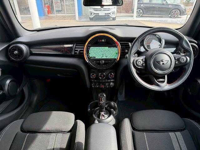 MINIならではのコックピット！！高級感があり、かつシンプルなデザインが飽きがこないとご好評いただいております。スイッチ一つ一つにも「こだわり」とセンスを感じます。