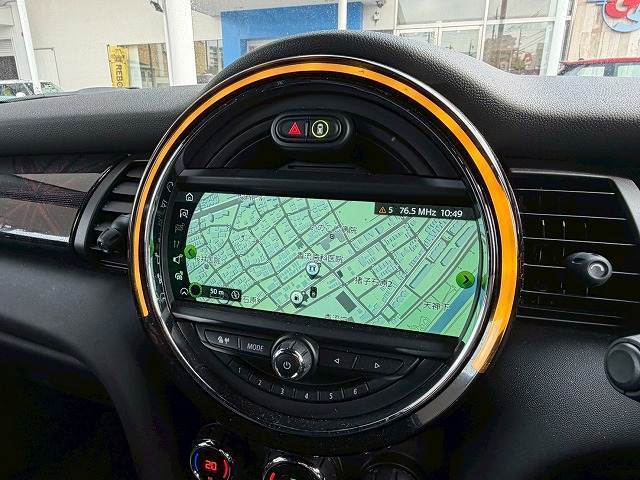 先進のBMW　タッチパッド付きi-driveとほぼ同性能のHDDナビゲーションになります。USBインターフェースやブルートゥースオーディオなど様々な先進機能をお楽しみいただけます。