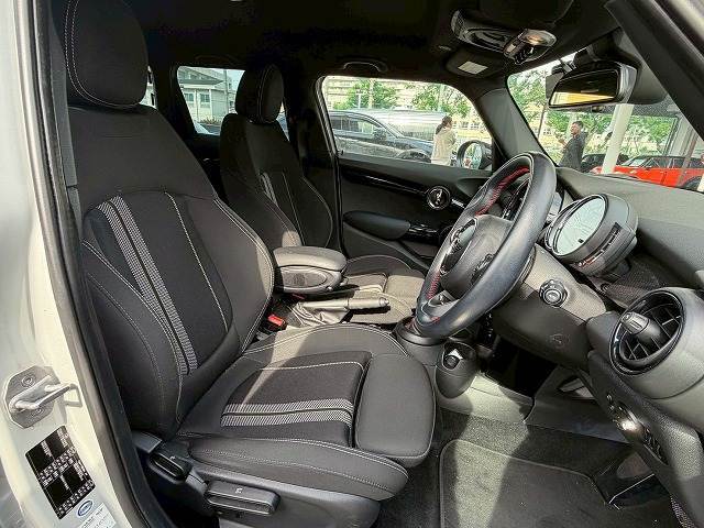 車内もキレイで嫌な臭いもありません！ご納車後の臭いが付きにくくなる「空気触媒コーティング」もご用意しております。愛車を大切に乗って頂く、お子様がいらっしゃるお客様にご好評いただいております。