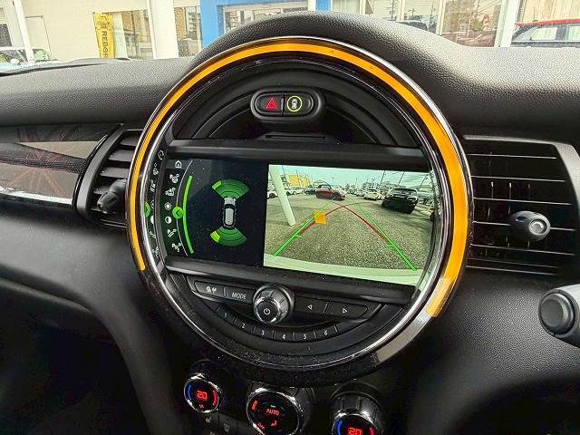 バックカメラ装備。後方確認に役立ち、楽々駐車やバックをしていただけます。