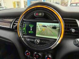 バックカメラ装備。後方確認に役立ち、楽々駐車やバックをしていただけます。