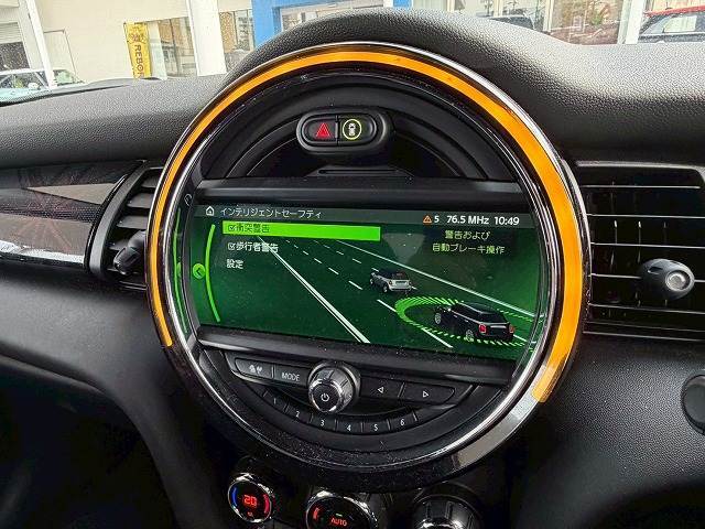 車両前部のカメラが車間距離を測定。衝突の危険を察知すると、警告機能が作動します！ブレーキ圧を調整することで反応を早め、ブレーキをサポート！対歩行者を含む衝突被害軽減ブレーキ機能も備えています。