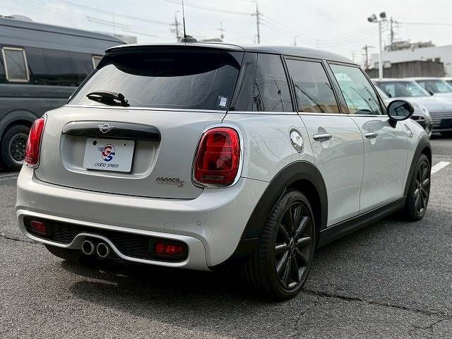 当店お薦めのガラスコーティングはいかがでしょうか？ガラスの皮膜をボディに付着されるタイプですので、ボディ自体の保護効果が高く耐久性が高いのが特徴となります。キズが消えたり、薄くなる効果もあります。